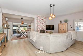 Voor meer info en foto’s, surf naar www.swevers.be – instapklare open bebouwing op een gegeerde, centrale locatie in Diepenbeek, ideaal tussen Hasselt en Genk. Dankzij de vlotte bereikbaarheid, met openbaar vervoer op 30 meter, scholen op 1,5 kilometer en winkels, horeca en ontspanning vlakbij, woont u hier rustig én centraal. De verzorgde split-level woning uit 1967 werd doorheen de jaren grondig vernieuwd. In 2011 kregen de keuken, badkamer en tuin een volledige make-over, gevolgd door nieuwe ramen en een nieuw dak in 2012. Sinds 2023 zorgen infraroodverwarming en vijf airco’s, die zowel verwarmen als koelen, voor optimaal comfort. De elektriciteit is conform. Met een bewoonbare oppervlakte van 158 m² biedt de woning een lichtrijke leefruimte van 54 m² en een open, volledig uitgeruste keuken van 12 m². Verder zijn er drie slaapkamers van 14 m², 12 m² en 8 m² en een vernieuwde badkamer. De kelder van 36 m² zorgt voor extra bergruimte en de inpandige garage is uitgerust met een laadpaal voor een elektrische wagen. Op het perceel van 605 m² geniet u van een verzorgde tuin, een gezellig terras, een overdekt terras en een jacuzzi. De 48 zonnepanelen leveren jaarlijks ongeveer 5.000 tot ruim 6.000 kWh op, wat samen met de moderne technieken bijdraagt aan een energiezuinige woning. Dankzij de nabijheid van de autosnelweg, op 5,5 kilometer, bereikt u vlot Hasselt, Genk en de omliggende gemeenten. Een ideale woning voor wie op zoek is naar ruimte, comfort, energiezuinigheid en een uitstekende ligging. Voor meer informatie, bel 011 255 155. Bron bewoonbare oppervlakte: EPC – verslag.