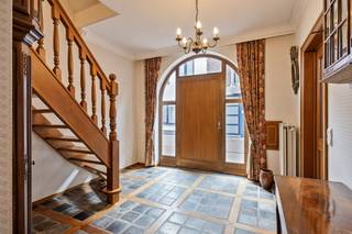 Ontdek deze charmante en energiezuinige stadswoning met 4 slaapkamers op een absolute toplocatie in het centrum van Maaseik. Hier geniet je van het beste van twee werelden: het gemak van leven in de stad op wandelafstand van alle nodige voorzieningen én de rust van een kindvriendelijke, gezellige buurt. Een perfecte mix van levendigheid en sereniteit. De woning biedt bovendien heel wat potentieel: de zolderruimte van 60 m² kan volledig worden omgevormd tot een extra slaapkamer, hobbykamer of bureau — helemaal volgens jouw wensen en noden.Extra troeven die het woongemak compleet maken?• Een aparte garage, zodat je altijd zorgeloos kan parkeren• Een aangename zonnige tuin met aangelegd terras waar je heerlijk tot rust komt na een drukke dagBen jij op zoek naar een perfecte combinatie van levendigheid, comfort en uitbreidingsmogelijkheden? Dan is deze stadswoning beslist een bezoek waard! Neem vandaag nog contact op voor meer informatie of een vrijblijvende bezichtiging.De algemene voorwaarden van Dewaele DIY kunt u steeds raadplegen via dewaele.com.