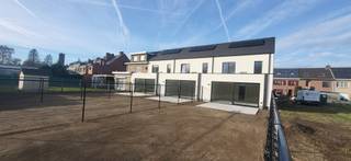 <strong>Nieuwbouw BEN-woningen met oplevering in december 2025 / januari 2026 – energiezuinig en comfortabel wonen in Schoten</strong><br />(deze woningen staan klaar om af te werken binnenin)<br /><br />In deze rustige woonwijk te Schoten bieden wij u deze prachtige nieuwbouw BEN-woningen aan. Nog 2 van de 3 woningen te koop. De bouwwerken zijn inmiddels ver gevorderd en de oplevering is voorzien voor december 2025 / januari 2026. Dat betekent dat u op korte termijn kan intrekken in een volledig afgewerkte woning, zonder jarenlange wachttijden of zorgen over de opvolging van de bouw.<br /><br />De woning verwelkomt u met een doordachte, moderne indeling waarin licht, ruimte en comfort centraal staan. De open leefruimte vloeit naadloos over in de eetruimte en keuken, waar u als koper volledige inspraak heeft in de afwerking. Grote raampartijen zorgen voor een aangename lichtinval en geven uit op het aangelegde terras en de opgeleverde tuin.<br /><br />Op de eerste verdieping bevinden zich drie volwaardige slaapkamers en een badkamer die eveneens naar eigen smaak kan worden ingericht.<br />De zolderverdieping biedt bijkomende mogelijkheden en kan optioneel worden afgewerkt als extra slaapkamer en badkamer, afhankelijk van uw noden.<br /><br />Ook buiten is alles tot in de puntjes verzorgd: van een aangelegde voortuin tot een terras en een afgesloten tuin, klaar voor gebruik vanaf dag één.<br />Deze woningen zijn ideaal gelegen voor gezinnen die op zoek zijn naar rust én nabijheid. Scholen, winkels, openbaar vervoer en belangrijke invalswegen bevinden zich op korte afstand.<br /><br />Voor meer informatie over deze woning, zoals lastenboek en plannen, kan u ons steeds bereiken op het nummer: 03 645 20 02 of info@verlat.be<br /><br /><strong>Bijzonderheden:</strong><br /><span>+ Bijna-EnergieNeutrale woningen (E-peil 30)</span><br /><span>+ Voorzien van warmtepomp, vloerverwarming en ventilatiesysteem D</span><br /><span>+ Drie slaapkamers + uitbreidbare zolderverdieping (optioneel)</span><br /><span>+ Volledige inspraak in afwerking: keuken, badkamer en vloerbekleding</span><br /><span>+ Volledig afgewerkt: tuin, terras, omheining en voortuin inbegrepen<br />+ Inclusief 4 zonnepanelen</span><br /><span>+ Centrale, maar rustige ligging in een kindvriendelijke buurt</span><br />Prijs is exclusief BTW en Registratierechten <br />De bewoonbaar oppervlakte betreft de bruto-oppervlakte