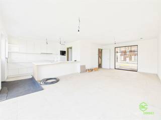 In het centrum van Rummen vinden we deze nieuwbouwwoning terug.Op 10 minuutjes wandelen vinden we de kleuter- en basisschool, alsook een apotheek,...