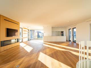 Gelegen in de wijk Vert Chasseur en op een steenworp afstand van het Ter Kamerenbos, biedt dit duplex penthouse met drie slaapkamers een...