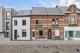 Welkom in Willebroek!<br /><br />Deze charmante woning is ideaal gelegen aan de rand van het centrum van Willebroek, in een straat met uitstekende bereikbaarheid. U geniet hier van een aangename woonomgeving, gecombineerd met de nabijheid van scholen, kinderopvang, winkels, restaurants en diverse ontspanningsmogelijkheden.<br /><br />Binnenin verwelkomt de woning u met een ruime en lichtrijke woonkamer, die naadloos overgaat in de leefruimte, perfect voor gezellige momenten met familie en vrienden. Momenteel telt de woning twee volwaardige slaapkamers, aangevuld met een ruime zolder die tal van mogelijkheden biedt, zoals het inrichten van een derde slaapkamer, bureau of hobbyruimte. Verder beschikt de woning over een aangename tuin waar u in alle rust kunt genieten van het buitenleven.<br /><br />Bovendien heeft de woning twee private autostaanplaatsen, wat in deze buurt een absolute troef vormt.<br /><br />Interesse gewekt? Contacteer ons kantoor via info@hiro.be of 03 230 00 14!