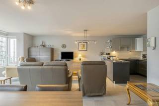 Cet appartement moderne est situé dans un bâtiment récent au cœur de Sint-Idesbald. Situé dans le centre commercial et à quelques pas de la plage.L'appartement est vendu meublé et il est également possible d'acheter une place de parking avec une cave sous le bâtiment. L'emplacement idéal en fait un appartement idéal comme investissement pour les locations de vacances et il est prêt à emménager. Composition : entrée, salon, cuisine, deux chambres, coin nuit, débarras, salle de bain avec baignoire, toilettes séparées.Vous recherchez un bien immobilier sur la côte ? Contactez rapidement Ron Verhaeghe pour plus d'informations ou pour une visite sur place à l'adresse ron.verhaeghe@dewaele.com ou au 0470 85 29 80.