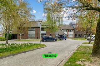 Deze woning is rustig gelegen in een aangename woonwijk nabij het centrum van Brugge. <br /><br />De indeling is praktisch en omvat een inkomhal, een lichtrijke leefruimte en een basis geïnstalleerde keuken. Verder beschikt de woning over drie slaapkamers, een te renoveren badkamer, een kelder en een zolder waar extra kamers gecreëerd kunnen worden.<br /><br />Daarnaast is er een ruime garage aanwezig met voldoende parkeergelegenheid op het perceel. De grote tuin vormt een bijkomende troef en biedt veel buitenruimte en privacy. Achteraan het perceel is bovendien een extra doorgang voorzien, wat extra toegankelijkheid en gebruiksgemak kan bieden.<br /><br />Verder beschikt de woning over dubbele beglazing en een vernieuwde verwarmingsinstallatie.<br /><br />Interesse? Neem dan nu contact op met Kenjiro via 0495 64 69 95 of waeles@immofrancois.be!<br /><br />