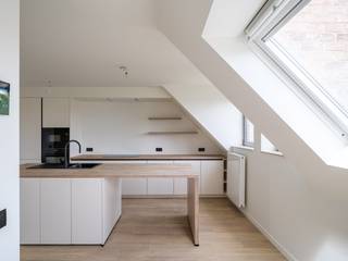 Visite sur rendez-vous : mercredi 17/6. Appelez Sander au 0479355602 ou envoyez un e-mail à sander@romanvastgoed.be<br /><br />Dans un endroit accessible à Zwijnaarde, à proximité des axes d'entrée et de sortie et du campus technologique, cet appartement de 2 chambres récemment rénové et exceptionnellement spacieux est proposé à la location. Confort de vie moderne, finition de haute qualité et volumes de vie très agréables se combinent parfaitement ici.<br /><br />L'appartement dispose d'une cuisine entièrement équipée, d'un salon remarquablement spacieux, de nombreux espaces de rangement et de deux chambres avec chacune une salle de bains attenante. Base idéale pour les jeunes professionnels, les familles ou d'autres compositions familiales.<br /><br />Le petit immeuble d'appartements ne comporte que deux unités de logement et un cabinet au rez-de-chaussée. Parmi les avantages supplémentaires, on compte la cave, le local à vélos et l'utilisation (quasi) privative de la cour intérieure.<br /><br />Il faut agir vite !