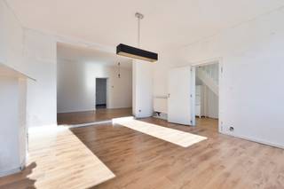<strong>Aangename woning, net buiten het centrum van Tienen, met o.a. 3 slaapkamers, voldoende parkeermogelijkheden, enzovoort.</strong><br /><br />De woning beschikt op het gelijkvloers over een inkomhal, woonkamer, eetkamer, keuken, technische ruimte en apart toilet.<br /><br />Op de eerste verdieping bevindt zich een nachthal, met 2 slaapkamers en badkamer.<br /><br />De ruime, volledig ingerichte zolder is toegankelijk via een apart nachthal en betreft de derde slaapkamer van de woning.<br /><br />Vervolgens beschikt de woning over een kelder en aangename buitenruimte met mogelijkheden. Vooraan zijn er twee parkeerplaatsen aanwezig.<br /><br />De woning beschikt over een goede verkeerstechnische ligging t.o.v. E40, scholen, winkels, restaurants, etc.<br /><br />Interesse? Mail naar laurens@immogve.be of bel naar 0496 07 89 48.