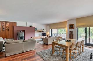 <p>Zeer licht, luxueus afgewerkt, <strong>appartement</strong> van <strong>ca. 195m²</strong> in domein '<strong>De List</strong>' (residentie Richebourg) met prachtig <strong>zonne-terras</strong> ! <br /><br />Indeling : <br />- <strong>Inkomhal </strong>op tegel met gastentoilet, ingemaakte vestiairekasten en aparte handenwasser.<br />- Vanuit de hal glazen deur naar de <strong>living</strong>, welke zorgt voor veel lichtinval en ruimtegevoel. <br />- Living (ca. 69m²) op parket met ingemaakte kasten en houtkachel. Schuifdeuren naar het ruim zonne-terras (ca. 37m²). <br />- Aansluitend <strong>leefkeuken </strong>(ca. 20m²) met o.a. koelkast Liebherr, vaatmachine Miele, heteluchtoven Schöltes, microgolfoven Siemens, kookplaat Schöltes, dubbele gootsteen Fräncke, kookeiland en veel opbergruimte. <br />- Gezellige <strong>ontbijthoek </strong>met prachtig zicht op het domein. <br /><br />- Praktische wasplaats/berging op tegel in de hal, met aansluitingen voor was- en droogmachine en ingemaakte kasten. <br />- <strong>Masterslaapkamer </strong>(ca. 24m²) op parket voorzien van ingemaakte dressingkasten en schuifdeuren naar het terras. <br />- Ruime <strong>badkamer </strong>(ca. 17m²) met dubbele gootsteen, ruime douche, ingemaakte kasten, ligbad, handdoekdroger, bidet en toilet. Zowel vanuit de hal, als vanuit de master bekomt men de badkamer. <br />-<strong> Tweede slaapkamer</strong> (ca. 18m²), op parket. <br />-<strong> Derde slaapkamer</strong> (ca. 20m²) op parket, welke ook perfect dienst kan doen als bureauruimte/hobbykamer. <br /><br />Algemeen : <br />- Perfect onderhouden en gebruik gemaakt van duurzame, kwalitatieve materialen. <br />- Zeer veel <strong>lichtinval</strong> doorheen het appartement ! <br />- Gelegen op unieke locatie in <strong>parkdomein 'De List'</strong>. Rustige doch centrale ligging nabij winkels, invalswegen, Brasschaat/Schoten. <br />- Dubbele beglazing. Vliegenhorren. Veiligheidsdeur. Videofonie (Sieddle). Dimverlichting in de leefruimte. <br />- Ruim ZW-georiënteerd terras voorzien van zonnewering, buitenverlichting en besproeiingsinstallatie. <br /><strong>- Twee ondergrondse autostaanplaatsen</strong> met <strong>2 achterliggende bergingen.<br />- Dak </strong>is recent<strong> volledig vernieuwd - Videofonie </strong>vernieuwd in<strong> 2025<br />- Vaste lasten bedragen ca. €621/maand : deze omvatten o.a. conciërge service, warm-koud water, individuele verwarming, blokpolis, syndicus, onderhoud domein, etc. </strong></p>