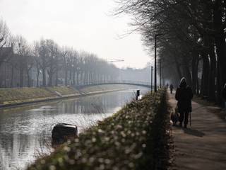<strong>Coupure Rechts. Kwalitatief gerenoveerd 2 slpk-appartment met terras op een boogscheut van het stadscentrum.</strong><br /><br /><em>Voor meer informatie, mail naar info@carloeggermont.be</em><br /><br />Door zijn ligging aan de <strong><span>Coupure rechts</span></strong> is het appartement <strong><span>een ideale waardevaste investering en uitvalsbasis in het centrum van de stad.</span></strong><br /><br /><strong><span>Dit gelijkvloers appartement werd in 2024 kwalitatief gerenoveerd.</span></strong> Het appartement telt  <strong><span>twee volwaardige slaapkamers die zich aan de achterzijde bevinden</span></strong> en toegang bieden tot de buitenruimte.<br /><br />Aan de voorzijde vinden we een aangename en lichtrijke open ruimte die plaats geeft aan de vernieuwde keuken, eetplaats en leefruimte.<br /><br />Tussengelegen vinden we de inkomhal, gastentoilet en de badkamer voorzien van inloopdouche, wastafel en plaats voor de wastafel.<br /><br />Als extra is het appartement nog voorzien van een privatieve kelder.<br /><br /><strong>Samenvattend, een interessant appartement voor zowel jonge starters, ouders van studerende kinderen of investeerders dankzij de goede afwerking en de topligging.</strong><br /><br /><em>Maandelijkse kosten:  147 euro</em><br /><em><em>Elektriciteit conform.</em></em>