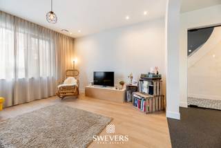Voor meer info en foto’s, surf naar www.swevers.be – Welkom in deze instapklare bebouwing aan de Langekant 12 in Holsbeek. Deze volledig gerenoveerde woning (2020), inclusief nieuwe achterbouw, combineert hedendaags wooncomfort met een uitzonderlijk ruim perceel van 1.327 m². Binnen geniet u van een lichtrijke leefruimte van maar liefst 72 m² met gezellige woonkamer, eetkamer en een moderne leefkeuken met een werkblad van meer dan vijf meter. Verder vindt u op het gelijkvloers een inkomhal, gastentoilet, praktische berging en een inkomhal. Op de eerste verdieping bevinden zich twee ruime slaapkamers, een dressing en een verzorgde badkamer met douche, dubbele wastafel en toilet. Op de tweede verdieping bevindt zich een derde slaapkamer en bureau. Daarnaast beschikt de woning over een kelder en een losstaande garage. De zuidgerichte tuin biedt volop ruimte om te ontspannen, terwijl de brede oprit plaats biedt aan meerdere wagens. Ventilatiesysteem D zorgt voor een aangenaam en energiezuinig binnenklimaat en ook is de woning voorzien van centrale rookmelders en een alarmsysteem. De ligging is eveneens een troef: op slechts 1 km van de snelweg, vlakbij Leuven centrum en op wandelafstand van scholen, winkels, openbaar vervoer, horeca en ontspanning. Een ideale woning voor gezinnen of wie wonen en werken wil combineren. Voor meer informatie, bel 011 255 155. Bron bewoonbare oppervlakte: EPC – verslag.