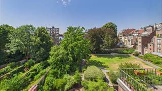 ChâtelainCharmant duplex op de bovenverdieping van een herenhuis, als volgt ingedeeld:Woonkamer en open, volledig uitgeruste Amerikaanse keuken,...