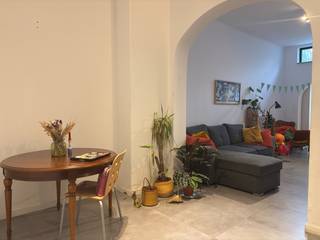 Op zoek naar een gezellige plek om met vrienden samen te wonen?<br /><br />Welkom in deze ruime en lichtrijke woning op een uitstekende ligging in Leuven. Naamsestraat is een van de meest gegeerde straten van de stad. Je woont hier midden in het bruisende centrum, vlak bij verschillende faculteiten, sportfaciliteiten, winkels, supermarkten en tal van eet en drinkgelegenheden. Alles wat je nodig hebt, ligt dichtbij!<br /><br />Je komt binnen via de inkomhal en stapt meteen door naar de eetruimte, die aansluit op de open leefruimte. Naast de eetruimte bevindt zich een extra ruimte, ideaal als fietsopbergruimte of bureau. De benedenverdieping beschikt verder over een volledig geïnstalleerde keuken met ingebouwde frigo, vaatwasser, oven en inductiekookplaat met dampkap. Naast de keuken is er nog een berging aanwezig. <br />Op de eerste verdieping bevinden zich 2 ruime slaapkamers en een badkamer met douche, lavabomeubel met spiegel en toilet. Op de tweede verdieping is er nog een ruime slaapkamer met een tweede badkamer. Op de zolder bevindt zich de 4de slaapkamer. Tenslotte is er extra opbergruimte in de kelder. Buiten heb je een terras en een omheinde tuin van circa 50m².<br /><br />De woning wordt verhuurd als co housing. Ideaal voor een groep van 4 vrienden of jonge werkenden die samen willen wonen. Iedereen neemt hier zijn domicilie en gebruikt de woning als hoofdverblijfplaats.<br /><br />De woning is beschikbaar vanaf 1 april 2026 en heeft een maandelijkse huurprijs van 1750 euro. Er is een autostaanplaats optioneel bij te huren voor 80 euro per maand. De nutsvoorzieningen (gas, elektriciteit en water) zijn voor eigen rekening.<br /><br />Neem gerust contact met ons op voor verdere informatie of om een bezichtiging te regelen, via telefoon op 016 23 90 81 (elke weekdag bereikbaar tussen 10u en 13u behalve woensdag), of maak zelf een afspraak via onze handige online agenda onder 'bezoekmoment kiezen'. Dit is een geweldige kans die u niet wilt missen!