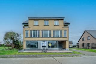 Bent u op zoek naar een uniek renovatieproject of een interessante investering? Op Houterstraat 20 in Gellik presenteren wij u een pand met ongekende potentie. Dit object bestaat momenteel uit een royale cascowoning met achterliggende bedrijfshal, maar kan tevens de mogelijkheid bieden om te worden omgevormd tot ruime appartementen met eigen garages.<br /><br /><strong>Vrijheid om te creëren</strong><br />Of u nu droomt van een riante gezinswoning met werkplaats, een loft met industriële uitstraling of een kleinschalig appartementsproject; de casco staat biedt u de volledige vrijheid om alles naar eigen smaak en kwaliteitsnormen af te werken. Het ruime perceel van circa 15 are garandeert bovendien een heerlijke tuin met veel privacy en rust.<br /><br /><strong>Strategische toplocatie </strong><br />Gelegen in het charmante Gellik, geniet u hier van de rust van het dorpsleven met alle stedelijke voorzieningen binnen handbereik. Dankzij de directe verbindingswegen bent u in een oogwenk in het centrum van Lanaken, Maastricht of Bilzen.<br /><br /><strong>Troeven op een rij:</strong>
<ul>
<li>Maximale flexibiliteit: Volledig naar eigen wens af te werken.</li>
<li>Projectpotentieel: Geschikt voor één grote woning of drie appartementen.</li>
<li>Ruimte: Groot perceel van ca. 15 are met een riante tuin.</li>
<li>Locatie: Rustig gelegen, maar uitstekend bereikbaar nabij de grens.</li>
</ul>
<br />Is dit uw volgende project? Maak vandaag nog een afspraak voor een bezichtiging en ontdek het potentieel ter plaatse!<br />📞 Bel: <span><strong>089 23 44 22 </strong></span>📧 Mail: <span><strong>info@immoverslegers.be</strong></span>