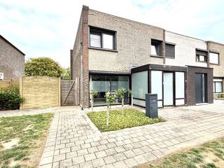 Deze charmante en lichtrijke woning is gelegen in een rustige, kindvriendelijke buurt in Deerlijk en biedt heel wat potentieel voor wie op zoek...