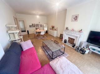 <p><span>TOPPPER !!! GERENOVEERD APPARTEMENT, OPBRENSTEIGENDOM INCLUSIEF </span></p><p><span>BERGING EN ONDERGRONDSE STAANPLAATS/BOX</span></p><p><span> </span></p><p><span>Indeling : </span></p><p><span>Via de inkomhal met vestiaire komt men in de ruime living met eetplaats.</span></p><p><span>Aanpalend is er een ingerichte keuken. </span></p><p><span>Zowel de keuken als de living geven toegang tot het ruim en zonnig terras met zicht op groene omgeving.</span></p><p><span>Verder zijn er 2 ruime slaapkamers , een berging en badkamer met inloopdouche. </span></p><p><span>Inbegrepen in de prijs is een grote berging en ondergrondse parkeerplaats/box.</span></p><p><span> </span></p><p><span>Technische weetjes : </span></p><p><span>CV op gas . Installatie van 2020.</span></p><p><span>PVC ramen dubbel glas</span></p><p><span>EPC 92 kWh/m2 A-label</span></p><p><span>Geen asbest</span></p><p><span>Elektriciteit conform</span></p><p><span> </span></p><p><span>Wat maakt dit appartement zo speciaal ?</span></p><p><span>Dit gerenoveerd en goed onderhouden appartement is gelegen op wandelafstand van het centrum, winkels, scholen en aan de vernieuwde haven van Oudenaarde. </span></p><p><span> </span></p><p><span>Het appartement is momenteel verhuurd en kan dus ook dienen als opbrengsteigendom. </span></p><p><span> </span></p><p><span>Maak je afspraak via <span>jurgen@immodhondt.be</span></span><span> of 0471 53 06 18 </span></p><p><span> </span></p><p><span> </span></p><p><span> </span></p>