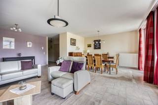 Super zonnig en extra ruim 2-slaapkamerappartement met zuidgericht terras en parkeerplaats!Gelegen op de eerste verdieping van een recent en rustig...
