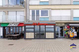 Op een topligging aan de Zeedijk van Westende bevindt zich dit ruime handelspand met panoramisch zeezicht en jaarlijks terugkerend zonneterras. Het pand werd gedurende meer dan 40 jaar succesvol uitgebaat als restaurant “St. James” en biedt vandaag tal van commerciële mogelijkheden.<br />De gelijkvloerse verdieping beschikt over een bruikbare oppervlakte van ca. 197 m² en omvat een ruime gelagzaal met geïnstalleerde bar, een lichtrijke veranda met een gevelbreedte van 5 meter en prachtig zicht op zee, alsook een aparte leveranciersingang. Binnen zijn er zitplaatsen voorzien voor ongeveer 100 personen.<br />De benedenverdieping omvat een volledig ingerichte professionele keuken met goederenlift, technische ruimte, koelcel, twee praktische bergingen en een sanitaire blok.<br />Dankzij de uitstekende ligging en de royale oppervlakte is dit pand geschikt voor diverse doeleinden zoals restaurant, handelszaak, winkelruimte, tearoom, vergaderruimte of andere commerciële activiteiten. Er is ook de mogelijkheid om de achterzijde om te bouwen tot garageboxen. <br /><br />Extra troeven:<br />Jaarlijks terugkerend zonneterras op de Zeedijk<br />Panoramisch zeezicht<br />Zeer gunstig EPC-label - B<br />Lage gemeenschappelijke kosten<br />Asbestveilig<br />Vrij bij akte<br /><br />Een unieke opportuniteit voor ondernemers die op zoek zijn naar een commercieel sterk gelegen pand aan de Belgische kust.