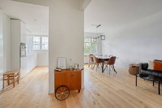 <p><span>Op een uitstekende locatie, in de gegeerde omgeving van de Jan Van Rijswijcklaan, bevindt zich dit prachtig, volledig gerenoveerd appartement (2019). Dankzij het mooie uitzicht op het park geniet je hier dagelijks van een groene en rustgevende omgeving, terwijl je toch vlak bij alle voorzieningen bent. Bij het appartement is verplicht een autostaanplaats aan te kopen voor  19.000.</span></p><p><span>Bij het binnenkomen word je meteen verwelkomd in de bijzonder ruime en lichtrijke leefruimte. De moderne, open witte keuken vormt het hart van de woning en is uitgerust met alle hedendaagse toestellen. Een ideale plek om te koken, te genieten en gasten te ontvangen.</span></p><p><span>Het appartement beschikt over twee comfortabele slaapkamers. De tweede slaapkamer biedt rechtstreeks toegang tot een gezellig terras aan de achterzijde, waar je in alle privacy en rust kunnen ontspannen.</span></p><p><span>De luxueuze badkamer straalt pure wellness uit en is voorzien van een ruime inloopdouche en een stijlvolle afwerking. Daarnaast is er een apart gastentoilet en een praktische wasplaats die extra comfort biedt.</span></p><p><span>Als extra troeven beschikt het appartement over een privatieve kelderberging en een handige fietsenstalling in de garage.</span></p><p><span>Een instapklaar appartement waar ruimte, comfort en een uitstekende ligging perfect samenkomen. Ideaal voor wie op zoek is naar een stijlvolle thuis op één van de mooiste locaties van Antwerpen.</span></p><p><span>Bij het appartement hoort een kelder en een plek in de garage om fietsen te stallen.</span></p><p><span> </span></p><p><span>Bijzonderheden:</span></p><p><span>EPC Energielabel B - 122 kwh/(m² jaar)</span></p><p><span>Overal dubbele beglazing met PVC kader</span></p><p><span>CV is gemeenschappelijk op gas</span></p><p><span>Vaste kosten:  200/maand (inbegrepen: water, lift, syndicus, blokpolis, reservefonds)</span></p><p><span>P-score: A</span></p><p><span>G-score: A</span></p>