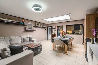 <h1><span>Instapklare gezinswoning met 3 slaapkamers, garage en zonnige tuin</span></h1><p><span>Deze instapklare eengezinswoning combineert ruimte, comfort en een uitstekende ligging in een rustige, gezinsvriendelijke buurt van Hoboken. Met 3 volwaardige slaapkamers, een inpandige garage en een zonnige zuidoostgerichte tuin is dit de ideale woning voor wie op zoek is naar een comfortabele thuis zonder renovatiezorgen.</span></p><p><span>De woning bevindt zich op wandelafstand van scholen, winkels en openbaar vervoer. Bovendien liggen groene parken, waaronder Park Sorghvliedt, vlakbij en zorgen de vlotte verbindingen naar Antwerpen en de A12 voor een uitstekende bereikbaarheid.</span></p><h2><span>Indeling</span></h2><h3><span>Gelijkvloers</span></h3><ul><li><span>Ruime inkomhal met toegang tot de garage (18 m²) en de leefruimte.</span></li><li><span>Lichtrijke leefruimte met aansluitend de keuken en veranda.</span></li><li><span>Volledig uitgeruste keuken, voorzien van alle comfort.</span></li><li><span>Apart gastentoilet.</span></li><li><span>Zonnige, zuidoostgerichte tuin met veel privacy en weinig inkijk.</span></li></ul><h3><span>Eerste verdieping</span></h3><ul><li><span>Twee ruime slaapkamers van </span><span>16 m²</span><span> en </span><span>12,5 m²</span><span>.</span></li><li><span>En-suite badkamer met douche, tweede toilet en lavabomeubel.</span></li></ul><h3><span>Tweede verdieping</span></h3><ul><li><span>Volwaardige derde slaapkamer/zolderkamer van </span><span>18 m²</span><span>.</span></li></ul><h2><span>Troeven</span></h2><ul><li><span>Instapklare woning</span></li><li><span>Gunstig EPC geen renovatieverplichting</span></li><li><span>Conforme elektrische installatie</span></li><li><span>Inpandige garage</span></li><li><span>Zonnige tuin met zuidoostoriëntatie</span></li></ul>
