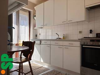 Tweeslaapkamer appartement (eerste verdieping) met vlotte verbinding naar het station en centrum van Turnhout.<br /><br />Appartement heeft de volgende indeling: inkomhall met (tegels; 2m²) en gastentoilet (tegels), ruime woonkamer (blokjesparket; 31m²) en keuken is geïnstalleerd met dubbele spoelbak, kasten en dampkap (tegels; 6m²), verder hebben we nog een bergruimte (tegels, 2m² en wasmachine-aansluiting). De badkamer is ingericht met enkele lavabo met meubel en bad met douchemogelijkheid (tegels; 4m²), 2 ruime slaapkamers (blokjesparket; 13m² en 12 m² ). Via één slaapkamer en de woonkamer is er toegang tot de balkons. <br /><br />- CV = aardgas <br />- EPC = 105 kWh/m²<br /><br />Voor bijkomende inlichtingen of een bezoek ter plaatse kan u steeds vrijblijvend contact opnemen met Immo SP op het nummer 014/59.10.20. of via info@immosp.be