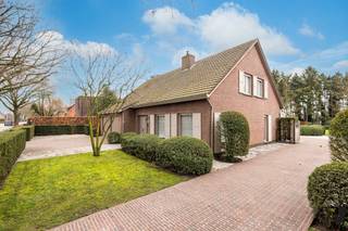 <h3>Ruime open bebouwing te Rijkevorsel</h3>
<p>In een groene omgeving in <strong>Rijkevorsel</strong> vinden we deze <strong>open bebouwing</strong> met een doordachte indeling, ruime volumes en tal van mogelijkheden. Ideaal voor wie comfortabel wil wonen met privacy, licht en natuur rondom.</p>
<p>Bij het betreden van de woning komen we in de centrale inkomhal met open trap, die toegang geeft tot de verschillende leefruimtes. De <strong>lichtrijke woonkamer</strong> biedt voldoende plaats voor een gezellige zithoek en eetruimte. Aansluitend bevindt zich de <strong>praktisch ingerichte keuken</strong>. Naast de keuken vinden we een <strong>douchekamer met veel opbergruimte</strong>, die doorloopt naar de <strong>zeer ruime dubbele garage </strong>van ca. 45m². Deze is ideaal voor het stallen van een wagen, fietsen en extra opslag.</p>
<p>Op de <strong>eerste verdieping</strong> bevinden zich <strong>drie volwaardige slaapkamers</strong>, waaronder een bijzonder ruime master bedroom met aansluitende <strong>dressing</strong>. De verdieping wordt vervolledigd door een <strong>badkamer</strong> en een centrale overloop die zorgt voor een vlotte circulatie tussen de ruimtes. Via een luik is bovendien toegang tot de praktische <strong>bergzolder</strong>.<br /><br />De woning beschikt ook over een <strong>groot overdekt terras</strong> en een verzorgde, <strong>zuidgerichte tuin</strong>. Er is ook een ruime <strong>tuinberging</strong> voorzien.</p>
<p>Deze woning combineert <strong>ruimte, rust en potentieel</strong> en vormt een ideale thuis voor gezinnen of natuurliefhebbers die graag wonen in een landelijke, maar vlot bereikbare omgeving.</p>
