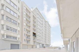 Dit appartement is gelegen in een autovrije straat nabij de Albert-I‑promenade en het strand van Oostende.Indeling appartement:* inkom* toilet*...