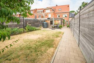 À distance de marche de l'Escaut et à peine 20 minutes à vélo du cœur d'Anvers, vous découvrez cette maison familiale de 1955, très soignée et prête à emménager, sur une parcelle de 415 m². Grâce à la nouvelle sortie d'autoroute du projet Oosterweel, elle est également très facilement accessible en voiture.<br /><br />La maison a été construite à l'époque en béton stable — pas d'ossature en bois — et obtient un label PEB C : les gros travaux ont déjà été réalisés. Le toit a été entièrement rénové en 2021, le pignon latéral a été isolé en 2017 et les châssis en PVC avec double vitrage à haut rendement et volets roulants datent de 2014. La maison dispose en outre d'une chaudière à gaz à condensation.<br /><br />Avec quatre vraies chambres et la possibilité d'en aménager une cinquième, cette maison offre la base idéale pour en faire votre chez-vous. Le magnifique jardin profond est orienté sud-ouest, vous permettant de profiter du soleil jusqu'en soirée. Atout supplémentaire : l'entrée latérale donne un accès direct au jardin avec vélos et poubelles, sans passer par la maison. À proximité immédiate, possibilité de louer un box de garage pour 75 € par mois.<br /><br />Les atouts en un coup d'œil<br />+ 4 chambres, possibilité d'une 5e<br />+ Très soignée et prête à emménager<br />+ Construction stable en béton de 1955<br />+ En ordre sur le plan énergétique : toit neuf (2021), pignon latéral isolé (2017), double vitrage à haut rendement avec volets roulants (2014)<br />+ Jardin profond orienté sud-ouest avec entrée latérale pratique (parcelle de 415 m²)<br />+ Possibilité de box de garage à 75 €/mois<br />+ À 20 minutes à vélo du cœur d'Anvers &amp; excellente connexion vers Gand / Saint-Nicolas / Anvers via l'E17<br /><br />Cette maison réunit tous les atouts que vous recherchez ? Appelez vite le 0478.65.04.73 et planifiez une visite !