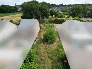 Deze bouwgrond (LOT 4) vinden we terug in de Kleinsteeg, een doodlopende straat, in het centrum van As.Winkels, apothekers, scholen en...