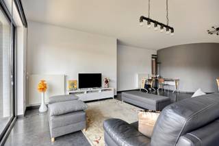 Dit 2-slaapkamer appartement bevindt zich op de gelijkvloerse verdieping in een kleinschalig gebouw. Het is gelegen in hartje Geel met de Markt op wandelafstand. Hierdoor bevinden alle voorzieningen zoals scholen, horeca, winkels, OV... zich vlakbij deze unieke woonst.<br /><br />Beschrijving:<br />Via de inkomhal met vestiaire en apart toilet betreden we de zeer ruime en lichtrijke leefruimte met een volledig uitgeruste open keuken en ontbijthoek. Achterliggend is er een praktische voorraadberging/wasplaats voorzien. Aanpalend aan de leefruimte is er een ruim terras waar het heerlijk vertoeven is, bereikbaar via een schuifraam. <br /><br />Verder brengt de nachthal ons bij 2 volwaardige slaapkamers, waarvan 1 werd uitgerust met een bureel. Tot slot vervolledigt een complete badkamer met wastafel, inloopdouche en ligbad dit unieke appartement.<br /><br />Een carport met achtergelegen berging alsook een ruime kelderberging zijn verplicht bij aan te kopen voor een totale meerprijs van 24.000 euro. <br /><br />Extra:<br />- Gunstige EPC-score: B-label (177kWh/m²jr)<br />- Op wandelafstand van de markt van Geel<br />- Zeer veel bergruimte aanwezig<br /><br />Voor meer info of een bezoek contacteer ons via info@vastengoed.be of via 014/72 73 74.<br /><br />Wenst u een gratis schatting van uw eigendom? Contacteer ons via 014/72 73 74.