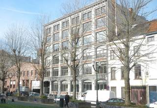 Prachtige atypische kantoorruimten beschikbaar in het centrum van Brussel. Deze ruimten bevinden zich in een prachtig gebouw van 5.400 m², verdeeld over 5 verdiepingen. Het gebouw werd gebouwd in 1910. Vanaf het jaar 2000 tot en met 2003 werd het gebouw gerenoveerd met zorg voor zijn originele, architecturale stijl. De beschikbare kantoren bieden zeer veel ruimte en comfort. Het gebouw is eveneens voorzien van twee goederenliften.<br /><br />Kantoren beschikbaar van 714 m².<br />Parking binnen beschikbaar.<br />Archieven beschikbaar.