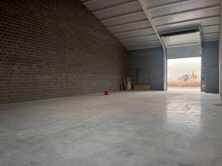 Het magazijn (met opslagruimte van 268m²) is gelegen op de hoek tussen de Zuidlaan en de Borstekouterstraat te Roborst, Zwalm. De loods heeft dus...