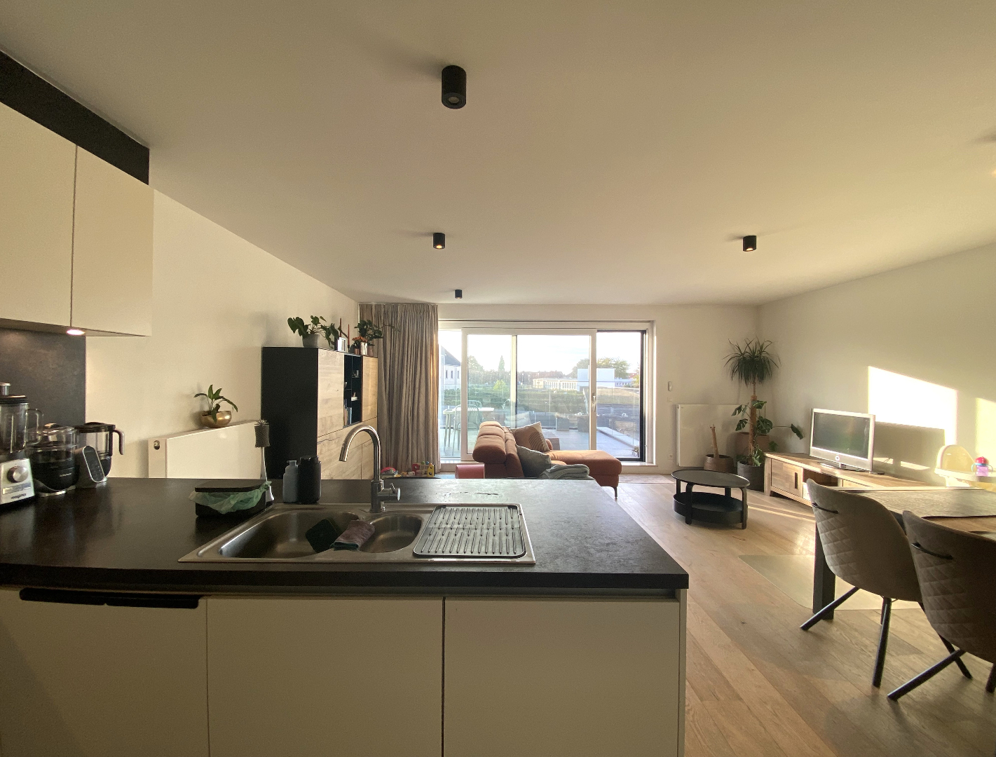 Instapklaar modern 2-slaapkamerappartement met garage in hartje Waregem! - foto 5