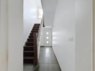 <strong><span>Instapklare gezinswoning met 4 SLPK, 3 Badkamers én Tuin!</span></strong><br /><br />Deze woning werd <strong>volledig en met oog voor detail gerenoveerd</strong> en is bovendien <strong>recent opnieuw geschilderd.</strong> Alles is tot in de puntjes afgewerkt en klaar om onmiddellijk te betrekken. U hoeft letterlijk enkel nog uw meubels te plaatsen en u bent vertrokken!<br /><br />Bij het binnenkomen wordt u verwelkomd <strong>in een aparte inkomhal</strong>, die toegang geeft tot de bijzonder ruime, uitgestrekte en lichtrijke leefruimte. De leefruimte sluit naadloos aan op de <strong>volledig geïnstalleerde, open keuken</strong>, waardoor een aangename en moderne leefomgeving ontstaat. Vanuit de keuken heeft u rechtstreeks toegang tot het <strong>terras en de verzorgde stadstuin</strong>.<br /><br />De <strong>nette, volledig omheinde stadstuin</strong> vormt een aangename buitenruimte waar u in alle rust kunt genieten van zonnige dagen.<br /><br />Verder bevindt zich op het gelijkvloers <strong>een praktische afgesloten berging</strong> en een eerste badkamer, uitgerust met een douche, lavabo en toilet.<br /><br />Op de eerste verdieping beschikt de woning over <strong>twee ruime slaapkamers</strong> en een tweede, royale badkamer met <strong>ligbad, toilet en lavabo</strong>.<br /><br />De volledig afgewerkte tweede verdieping vormt een extra troef. Hier bevinden zich opnieuw <strong>twee slaapkamers</strong>, waarvan één beschikt over een <strong>eigen badkamer met douche, toilet en lavabo</strong>. Dankzij deze indeling is de woning bijzonder geschikt voor gezinnen, wie extra ruimte nodig heeft of wie graag over meerdere slaap- en hobbyruimtes beschikt.<br /><br /><strong>CENTRALE LIGGING</strong><br /><br />Ook qua ligging scoort deze woning bijzonder goed. U bevindt zich centraal, met de stadskern vlot bereikbaar per fiets. Het openbaar vervoer bevindt zich in de nabije omgeving en ook een belangrijke invalsweg is snel bereikbaar. Bovendien bevinden winkels, scholen, diensten en andere dagelijkse voorzieningen zich op fietsafstand.<br /><br /><strong>DE TROEVEN OP EEN RIJ</strong><br /><br />Zeer ruime gesloten bebouwing<br /><br />Volledig gerenoveerd en tot in de puntjes afgewerkt<br /><br />Recent volledig geschilderd<br /><br />Volledig instapklaar<br /><br />Lichtrijke en ruime leefruimte<br /><br />Moderne, volledig geïnstalleerde open keuken<br /><br />Terras en verzorgde, omheinde stadstuin<br /><br />Praktische afgesloten berging<br /><br />4 ruime slaapkamers<br /><br />3 badkamers, waarvan één ensuite<br /><br />Centrale en vlot bereikbare ligging<br /><br />Stadskern, openbaar vervoer en voorzieningen op korte afstand<br /><br /><strong>Een woning waar u zonder verbouwingen onmiddellijk uw nieuwe thuis van kunt maken!</strong><br /><br />Voor meer informatie en/of een bezoek, contacteer vastgoedkantoor KURTIMMO:<br /><br />📧 info@kurtimmo.be<br />📞 0476/07 69 93