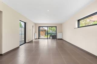 eze moderne woning uit 2008 biedt een comfortabele leefomgeving met veel lichtinval en een praktische indeling. De ligging in een woonkern, nabij scholen, openbaar vervoer, park en treinstation, maakt het ideaal voor gezinnen. Dankzij de ruime parkeermogelijkheden voor meerdere wagens en de gezellige tuin van 270 m² met dakterras, geniet u hier van zowel binnen- als buitenruimte. De woning is energievriendelijk en volledig voorzien van automatische rolluiken.
<p> </p>
<p>Belangrijkste ruimtes:</p>
<p>• Ruime living (31 m²) met veel lichtinval</p>
<p>• Volledig ingebouwde keuken (11 m²) met moderne toestellen</p>
<p>• 3 slaapkamers (11 m², 13 m², 15 m²)</p>
<p>• Badkamer (7 m²) met inloopdouche, toilet en ventilatiesysteem</p>
<p>• Bureel (16 m²) ideaal voor thuiswerk</p>
<p>• Tuin (270 m²) en dakterras (13 m²) voor ontspanning</p>
<p>• Berging (1 m²) met technische ruimte</p>
<p> </p>
<p>Troeven:</p>
<p>• Instapklare moderne woning in kindvriendelijke rustige buurt</p>
<p>• Veel parkeermogelijkheden voor meerdere wagens</p>
<p>• Gezellige tuin en dakterras, energievriendelijk met automatische rolluiken</p>