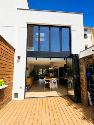 <p><span>Berchem: Groenenhoek: Langemarkstraat 33: energiezuinige stadswoning 3 slaapkamers met mogelijkheid aankoop garagebox</span></p><p><span>In een rustige straat in de gegeerde Groenenhoekwijk te Berchem bevindt zich deze instapklare en verrassend ruime stadswoning met gezellige stadstuin, mooie voortuin én mogelijkheid tot aankoop ruime garagebox van ca. 25 m² (€32 000) op wandelafstand van de woning.</span></p><p><span>De woning combineert charme, comfort en energiezuinigheid dankzij onder andere 16 zonnepanelen (350 Wp per paneel totaal vermogen 5.600 Wp), dubbele beglazing en airconditioning op het gelijkvloers en in de master bedroom. Bovendien zorgt de stijlvolle LED-gevelverlichting met instelbare kleuren voor een moderne en sfeervolle uitstraling.</span></p><p><span>Met een uitstekende Mobiscore van 9,5/10 geniet u hier van een topligging vlakbij winkels, scholen, openbaar vervoer, parken en belangrijke verbindingswegen.</span></p><p><span>Indeling:</span></p><p><span>Gelijkvloers:<br />Inkomhal met gastentoilet, gezellige salon- en leefruimte en een volledig ingerichte open keuken met zicht op de stadstuin. Via de keuken bereikt u tevens de kelderverdieping.</span></p><p><span>Kelderverdieping:</span><span><br />Volledig ingerichte multifunctionele hobbyruimte, ideaal als ontspanningsruimte, home cinema of extra bureau.</span></p><p><span>Eerste verdieping:</span><span><br />Ruime polyvalente ruimte/bureau, perfect voor thuiswerk of hobby. Verder bevindt zich hier de stijlvolle badkamer uitgerust met een inloopdouche en ligbad, alsook de ruime master bedroom met airconditioning.</span></p><p><span>Tweede verdieping:</span><span><br />Twee volwaardige slaapkamers.</span></p><p><span>Extra troeven:</span></p><ul><li><span>Uitstekende Mobiscore: 9,5/10 </span></li><li><span>Mooie voortuin </span></li><li><span>Sfeervolle LED-verlichting aan de gevel met instelbare kleuren </span></li><li><span>Garagebox van ca. 25 m² mogelijk aankopen €32 000 (Langemarkstraat 29) </span></li><li><span>16 zonnepanelen totaal 5.600 Wp </span></li><li><span>Airco op gelijkvloers en master bedroom </span></li><li><span>Vooraan Miranti houten ramen </span></li><li><span>Achteraan aluminium ramen met dubbele beglazing </span></li><li><span>Gezellige stadstuin </span></li><li><span>polyvalente ruimte met verschillende mogelijkheden</span></li><li><span>Centrale ligging nabij winkels, scholen, openbaar vervoer en verbindingswegen </span></li></ul><p><span> </span></p><p><span>Een ideale woning voor gezinnen, thuiswerkers of wie op zoek is naar ruimte en comfort op een toplocatie.</span></p><p><span> </span></p><p><span>Uiterlijk beschikbaar vanaf 15/03/2027.</span></p>