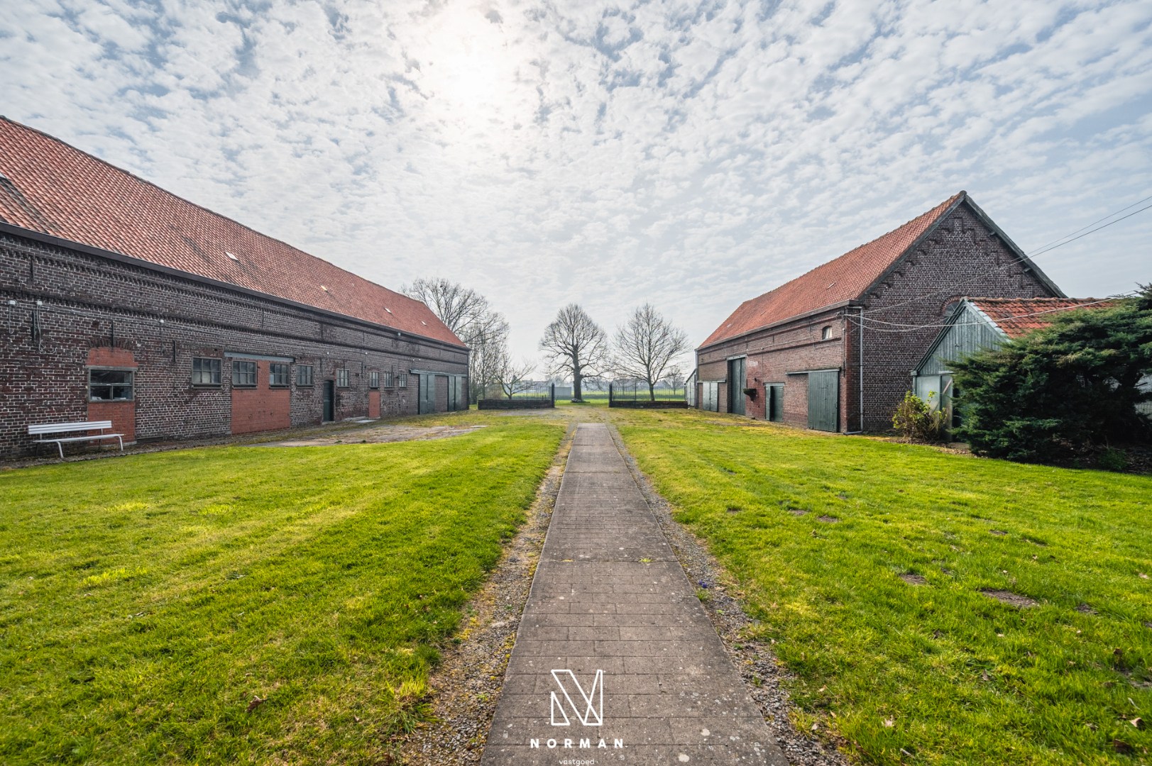 Unieke erfgoedhoeve op 33400 m² met dreef, bijgebouwen en landelijke vergezichten - foto 4