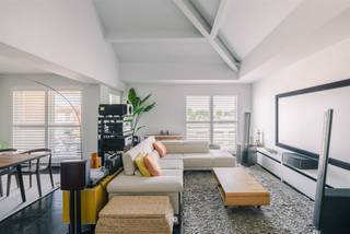 <p><span>Op zoek naar een piece unique in Burcht? Ontdek dan zeker deze uitzonderlijke duplex van maar liefst 144 m², waar het ruimtegevoel van een woning gecombineerd wordt met het comfort van een appartement!</span></p><p><span> </span></p><p><span>Nog enkele troeven in een notendop:<br />- Recent vernieuwde keuken (2023) met Miele-toestellen<br />- Unieke leefruimte met vide en prachtige lichtinval<br />- Verfijnde afwerking met veel maatwerk<br />- 2 slaapkamers met elk een eigen badkamer<br />- Terras op beide verdiepingen<br />- Mogelijkheid 2 ondergrondse autostaanplaatsen in de residentie</span></p><p><span> </span></p><p><span>Zo ziet de indeling eruit:</span></p><p><span>U betreedt het appartement via de ruime inkomhal met vestiaire en gastentoilet. Van hieruit bereikt u de royale leefruimte waar licht en ruimte centraal staan. De vide, open indeling en mooie plafondhoogte geven het geheel een bijzonder karakter en maken van deze leefruimte een echte blikvanger.</span></p><p><span>De keuken werd in 2023 volledig vernieuwd en afgewerkt met duurzame materialen, Miele-toestellen en een granieten werkblad. Aansluitend bevindt zich een praktische berging.</span></p><p><span> </span></p><p><span>Oorspronkelijk werd het appartement ontworpen met 3 slaapkamers en 2 badkamers. Er werd echter bewust gekozen om één slaapkamer bij de leefruimte te betrekken en zo een uitzonderlijk woonvolume te creëren. Het resultaat? Een unieke leefruimte met vide die u zelden terugvindt in een appartement.</span></p><p><span> </span></p><p><span>Op het niveau van de leefruimte bevindt zich de eerste slaapkamer, momenteel ingericht als dressing met maatkasten en voorzien van een ensuite douchekamer. Op de bovenverdieping bevindt zich de royale mastersuite met dressing op maat en een tweede badkamer. Bovendien beschikt deze verdieping over een eigen terras.</span></p><p><span> </span></p><p><span>Mogelijkheid tot aankoop 2 ondergrondse autostaanplaatsen.</span></p><p><span> </span></p><p><span>Dankzij de gunstige ligging in Burcht woont u rustig en tegelijk bijzonder centraal. De Waterbus richting Antwerpen bevindt zich vlakbij en ook de belangrijkste verbindingswegen zijn vlot bereikbaar.</span></p><p><span> </span></p><p><span>De royale oppervlakte, unieke leefruimte met vide en verfijnde afwerking maken van deze duplex een uitzonderlijke opportuniteit in Burcht!</span></p><p><span> </span></p>