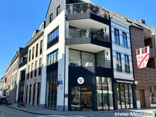 <h2><b>Lichtrijk Penthouse met Zuid-Terras in Hartje Diest</b></h2>
<p>Dit modern appartement bevindt zich op de bovenste verdieping van een recent gebouw in het centrum. Geniet van de rust en privacy, met alle winkels, horeca en faciliteiten op wandel- en fietsafstand.<br />Appartement beschikbaar vanaf begin augustus 2026.</p>
<p><b>Het Gebouw:</b></p>
<p>Ruime lift en trappenhal.</p>
<p>Grote gemeenschappelijke inkomhal en een veilige fietsenstalling.</p>
<h3><b>Indeling:</b></h3>
<ul>
<li>
<p>De leefruimte geniet van een overvloed aan natuurlijk licht dankzij ramen aan weerszijden.</p>
</li>
<li>
<p>Ruim, zuidgericht terras met volledige privacy.</p>
</li>
<li>
<p>Open keuken met aansluitend een praktische koele berging.</p>
</li>
<li>
<p>2 volwaardige slaapkamers.</p>
</li>
<li>
<p>Inkomhal met gastentoilet + badkamer voorzien van douche en een tweede toilet.</p>
</li>
<li>
<p>Aparte berging/wasplaats aanwezig in het appartement.</p>
</li>
</ul>
<h3><b>Parkeergelegenheid</b></h3>
<p>Er is een mogelijkheid om een <b>garagebox</b> te huren vlak om de hoek (Kardinaal Mercierstraat / Klein Begijnhof).</p>
<ul>
<li>
<p><b>Huurprijs garage:</b> €75 / maand.<br /><br /></p>
</li>
</ul>