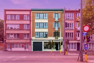 Dit volledig gerenoveerde gebouw bestaat uit drie energiezuinige loft-appartementen van elk ca. 150 m² met terrassen van ca. 15 m², en een...