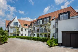 <span>Gelegen in Residentie Montis, vinden we dit prachtig en instapklaar nieuwbouwappartement terug. Het appartement is volledig afgewerkt met kwalitatief hoogstaande materialen en werd volledig opgeschilderd, wordt verhuurd met een garage en aansluitend een ondergrondse berging. Indeling: inkomhal, gastentoilet, drie slaapkamers, twee badkamers met bad/douche en enkele/dubbele wastafel. Ruime living en keuken (uitgerust met kwalitatieve toestellen). De leefruimte en keuken grenzen via schuifraam aan twee overdekten terrassen.<br />Huur: 950 EUR/maand; gemeenschappelijke kosten 50 EUR/maand.</span>