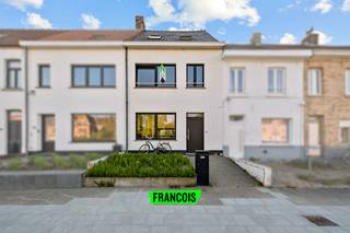 Deze recent gerenoveerde woning met terras en dakterras is gelegen aan de Baron Ruzettelaan in Assebroek, op een centrale locatie tussen Brugge...