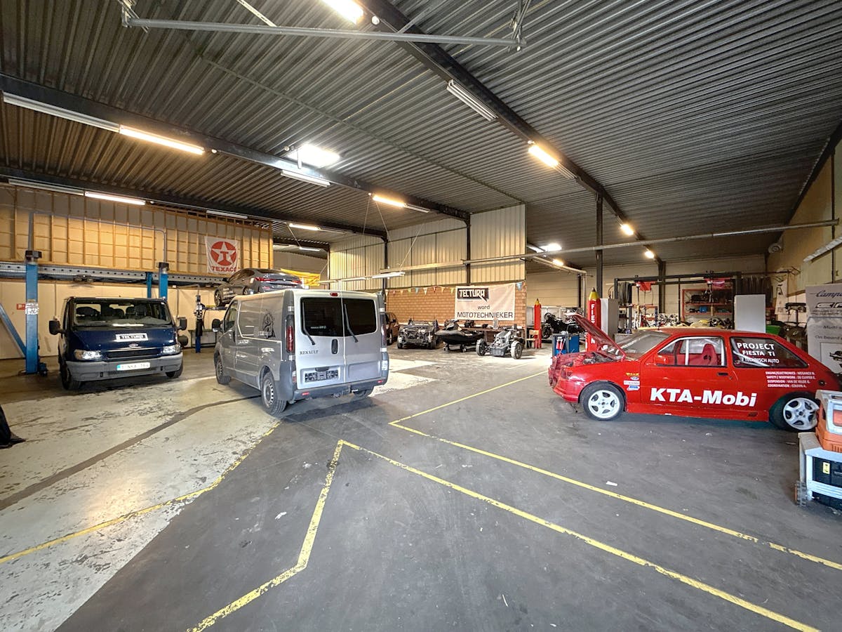 Warehouse (1,006 m²) with offices for rent near E40 Drongen - photo 3