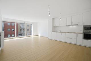 Modern recent appartement in het centrum van Veurne. <br />Dit moderne nieuwbouwappartement, gerealiseerd in 2024, combineert hedendaags wooncomfort met een uitstekende ligging in het centrum van Veurne.<br /><br />Bij het binnenkomen kom je terecht in een lichtrijke leefruimte die dankzij de grote raampartijen geniet van een aangename natuurlijke lichtinval. Vanuit de woonkamer heb je rechtstreeks toegang tot het ruime terras, een fijne plek om te genieten van een kop koffie, een aperitief of een rustig moment in de buitenlucht. De moderne keuken sluit mooi aan bij de leefruimte en is volledig uitgerust.<br /><br />Het appartement beschikt over één ruime slaapkamer waar zonder probleem een tweepersoonsbed en de nodige kastruimte kunnen worden voorzien. De badkamer is bijzonder comfortabel ingericht en beschikt over een dubbele wastafel, een douche, een ligbad en een toilet. Daarnaast is er een praktische wasplaats die extra bergruimte biedt en zorgt voor een nette en functionele inrichting van het appartement.<br /><br />Er is mogelijkheid om een ondergrondse staanplaats bij het appartement aan te kopen. <br /><br />Het appartement en de staanplaats worden verkocht onder het btw-stelsel (21% btw).