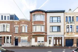 Klinkt een gebouw met drie appartementen als dé ideale opportuniteit voor u? Dan stellen wij u graag deze buitenkans voor, gelegen in het centrum van Deurne!<br /><br />Indeling<br />Deze woning bestaat uit drie verdiepingen, waarbij zich op elke verdieping een appartement bevindt. Daarnaast beschikt het gebouw over een kelderverdieping.<br /><br />Ligging<br />Het eigendom bevindt zich op slechts enkele meters van zowel de Gallifortlei als de Frank Craeybeckxlaan, waar u het handelscentrum van Deurne terugvindt. Op een steenworp van het eigendom bevinden zich haltes van tram 10 en de buslijnen 33 en 40. Bovendien bereikt u op korte wandelafstand het Rivierenhof.<br /><br />Verder informeren we u graag dat de kadastrale legger voor dit eigendom vermeldt dat het eigendom een huis met drie woongelegenheden is.<br />De plannen van 1935 tonen tevens de aanwezigheid van 3 keukens en 3 badkamers, wat een indicatie is van een geacht vergunbare situatie van 3 appartementen.<br /><br />Het eigendom bezit over drie EPC's en een EPC gemeenschappelijke delen:<br />Gelijkvloers: 316kWh/m² jaar (energielabel D) - 20260118-0003778297-RES-1<br />Eerste verdieping: 308kWh/m² jaar (energielabel D) - 20260118-0003778304-RES-1<br />Tweede verdieping: 582kWh/m² jaar (energielabel F) - 20260118-0003778305-RES-1<br />Gemeenschappelijke delen: 20260118-0003776680-GD-1<br /><br />Interesse? Bel dan snel naar One vastgoed via 03 360 85 30!