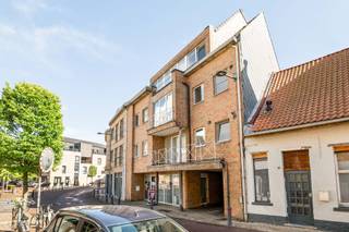 Ben je op zoek naar een instapklaar, modern en energiezuinig appartement op een toplocatie? Zoek niet verder! Dit volledig vernieuwde appartement op de tweede verdieping combineert comfort, licht en een uitstekende bereikbaarheid.
Troeven van het appartement:
Licht & Ruimte: Een zeer ruime leefruimte die baadt in het natuurlijke licht. De perfecte plek voor een gezellige zithoek en een grote eettafel.
Vernieuwde keuken: Volledig vernieuwd en hyper-geïnstalleerd met alle moderne kwaliteitsapparatuur die je nodig hebt.
Moderne badkamer: Strak afgewerkt en voorzien van alle comfort.
Gezellig terras: Heerlijk buitenontspannen met een kop koffie of een goed boek.
Garage: Geen parkeerstress! Je beschikt over een eigen private garage, deze is apart bij aan te kopen aan 25.000€
Technische & duurzame pluspunten:
Energiezuinig: Uitstekend EPC-label B (score: 122 kWh/m² jaar) — klaar voor de toekomst en vriendelijk voor je energiefactuur!
Veilig & Conform: De elektrische installatie is volledig conform gekeurd.
Zorgeloos: Het appartement is volledig vrij van asbest.
Toplocatie:
Het appartement is ideaal gelegen in Schelle. Op wandel- en fietsafstand vind je het gezellige centrum, diverse winkels, supermarkten en scholen. Daarnaast geniet je van een uitstekende verbinding met belangrijke invalswegen (A12 en E19), waardoor je snel in Antwerpen, Brussel of Mechelen bent.