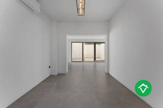 Op wandelafstand van de Grote Markt, Sint-Michielskerk, de winkelstraat, het oud kerkhof vinden we deze karakteristieke, gerenoveerde woning terug. Dus op een uiterst optimale ligging in centrum Roeselare! <br /><br />De woning werd in 2024 van kop tot teen volledig vernieuwd, dit met oog op comfort met respect voor de karakteristieke elementen! <br /><br />De indeling is als volgt: Inkomhal - apart toilet - open keuken - ruime, lichtrijke living - eetplaats - berging - kelder - aangename stadstuin. <br />Verdiep 1: moderne badkamer met douche en meubel - één slaapkamers.<br />Verdiep 2: twee volwaardige slaapkamers. Die meerdere eventueel andere functies kunnen bieden<br /><br />Troeven:<br />- Uiterst centraal gelegen<br />- Comfortabel, energiezuinig wonen! Warmtepompen!<br />- Gunstig EPC<br />- Prachtige gevel<br />- Lichtrijke woning<br />- Perfect verhuurbaar als investering<br /><br />Meer info of wenst u een bezoek? Contacteer ons dan zeker op de 0493/401330!