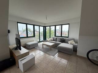 Mooi appartement met autostaanplaats, in het centrum van Evergem, Hoeksken, nabij tram - trein - bus, winkels, horeca. 3de verdieping, kleinschalige residentie, lift is aanwezig. <br /><br />Indeling als volgt: inkomhal, woonkamer, aparte keuken voorzien van: keramische kookplaat, dampkap, oven, koelkast. Badkamer met ligbad en douchemogelijkheid, dubbele wastafel en kasten. Apart toilet. Er zijn drie slaapkamers waarvan 1 met ensuite douche. <br /><br />1 privé parkeerplaats achteraan inclusief. <br /><br />CV op aardgas, radiatoren in de leefruimtes.<br /><br />Wenst u dit appartement te bezichtigen? Reserveer dan eenvoudig uw tijdslot via onze website (immovercruysse.be > Te huur > selecteer dit pand > klik op 'Plan uw bezoek' > reserveer het gewenste tijdslot). Bezoekmoment komt weldra op de website.<br />LET OP: telefonisch en per mail worden geen aanvragen behandeld.