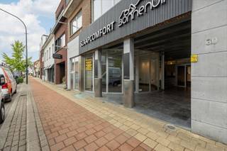 Handelshuis met ruime winkel en duplex appartement in dorp 's GravenwezelOp een zichtlocatie langs de levendige Wijnegemsteenweg in 's Gravenwezel,...