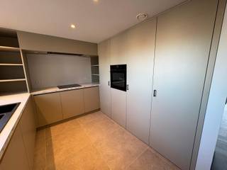 Te huur: prachtige gerenoveerde penthouse met 4 slaapkamers en 2 terrassen op centrale ligging.<br /><br />In een rustige residentie en toch centraal gelegen, bieden wij deze volledig gerenoveerde penthouse aan. Het appartement werd afgewerkt met kwaliteitsmaterialen en combineert comfort met een tijdloze stijl.<br /><br />De indeling gaat als volgt: <br /><br />Vier volwaardige slaapkamers met veel lichtinval<br /><br />Een ruime en gezellige leefruimte.<br /><br />Een volledig vernieuwde keuken met moderne toestellen<br /><br />Twee badkamers voorzien van alle comfort.<br /><br />Twee grote terrassen met prachtige verzichten<br /><br />Ligging:<br /><br />Deze penthouse bevindt zich in een centrale buurt; vlakbij winkels, scholen en openbaar vervoer. Ondanks de centrale ligging heerst er in de residentie een aangename rust.<br /><br />Praktisch:<br /><br /><ul><li>Volledig gerenoveerd en instapklaar.<br /><br /></li><li>Centrale, goed bereikbare ligging.<br /><br /></li><li>Rustige residentie.<br /><br /></li><li>Onmiddellijk beschikbaar.<br /><br />Dit appartement is ideaal voor wie op zoek is naar een ruim, comfortabel en kwaliteitsvol woon appartement in het hart van de stad.<br /><br />De huurprijs bedraagt 1.250,00€ + 50€ algemene kosten en voorschot verwarming. <br /><br />Beschikbaar vanaf 01/01/2027 en bezoeken kan via marie@immofrancois.be<br /><br /></li></ul>