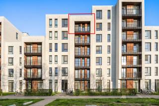 Welkom in deze prachtige penthouse, gelegen aan de Hendrik Van Veldekesingel in het hart van hasselt. Zoek je een perfecte combinatie van twee werelden: rustig wonen maat toch met de levendigheid van de stad op wandelafstand, dan is dit perfect voor jou! <br /> <br />Bij binnenkomst valt meteen de lichtrijke leefruimte op, dankzij de grote raampartijen die voor een open en frisse sfeer zorgen. De indeling is slim doordacht en de afwerking is zeer kwalitatief, wat het wonen hier extra aangenaam maakt. <br /> <br />De keuken is een echte blikvanger: stijlvol, praktisch en uitgerust met moderne toestellen. Er is voldoende opbergruimte en de open keuken sluit mooi aan op de leefruimte, wat zorgt voor een gezellige en vlotte sfeer, perfect voor een leuke avond thuis.<br /> <br />De ruime slaapkamer biedt veel comfort en natuurlijk licht. Daarnaast is er nog een aparte kamer die je kan inrichten als bureau of tweede slaapkamer, ideaal voor thuiswerk of een creatieve hobbyruimte. De badkamer is fris en modern, met een handige bad/douchecombinatie en kwaliteitsvolle afwerking. Een extra pluspunt: Het appartement is voorzien van zonnewering op de ramen. <br /> <br />Het terras is een heerlijke plek om tot rust te komen. Geniet van je ochtendkoffie of een aperitiefje met vrienden terwijl je uitkijkt over de buurt, zalig! <br /> <br />Alles ligt binnen handbereik! : winkels, horeca, cultuur en groen zoals het Kapermolenpark. Bovendien is de bereikbaarheid top, zowel met de auto als met het openbaar vervoer. <br /> <br />Ben je op zoek naar een instapklaar penthouse op een toplocatie in hasselt? Dan is dit warme en praktisch appartement aan de hendrik van Veldekesingel absoluut een bezoekje waard. <br />Neem snel contact op voor een bezichtiging! <br /> <br /> <br /> <br />Woonuitbreidingsgebied – bouwvergunning – geen rechterlijke herstelmaatregel of bestuurlijke maatregel opgelegd – geen voorkooprecht – geen verkavelingsvoorschriften<br /><br />O-peil: niet overstromingsgevoelig<br /><br />EPC: 84,92 kWh/(m²jaar) - certificaatnummer: 71022-G-2013/00456/AC//NP/EP17251/A534/D10/SD011<br /><br />G-score: D<br />P-score: D<br /><br />