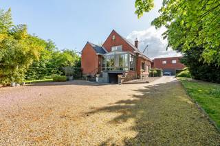 <p><strong>Te koop in Merchtem: open bebouwing met 4 slaapkamers</strong></p>
<p>Deze open bebouwing is rustig gelegen in een doodlopende straat nabij het centrum van Merchtem en openbaar vervoer. De woning biedt ruime leefruimtes, een praktische indeling en beschikt over een slaapkamer op het gelijkvloers. Daarnaast kan de bureauruimte eenvoudig ingericht worden als vierde slaapkamer. De grote tuin en de ruime kelder en zolder zorgen voor heel wat extra ruimte en opbergmogelijkheden. Nabijgelegen gemeenten zoals Meise, Opwijk, Asse en Londerzeel zijn bovendien vlot bereikbaar.<br /><strong>Belangrijkste ruimtes:</strong><br />• Ruime woonkamer met open haard<br />• Keuken met dampkap<br />• Bureauruimte / slaapkamer (14 m²)<br />• Drie slaapkamers (16 m², 19 m² en 10 m²)<br />• Badkamer met douche en enkele wastafel<br />• Apart toilet<br />• Berging<br />• Grote garage<br />• Kelder met aansluitingen voor wasmachine en droogkast<br />• Zolder<br /><strong>Troeven:</strong><br />• Rustig gelegen in een doodlopende straat<br />• Grote tuin met tal van mogelijkheden<br />• Veel opbergruimte dankzij de kelder en zolder</p>
<p><strong>Wens je een bezoek? Contacteer ERA LEUS &amp; TOYE via 02/335.11.12 en plan een afspraak met Gilles Sato.</strong></p>
<p><strong>JOUW DROOMHUIS. ZO GEVONDEN!</strong></p>